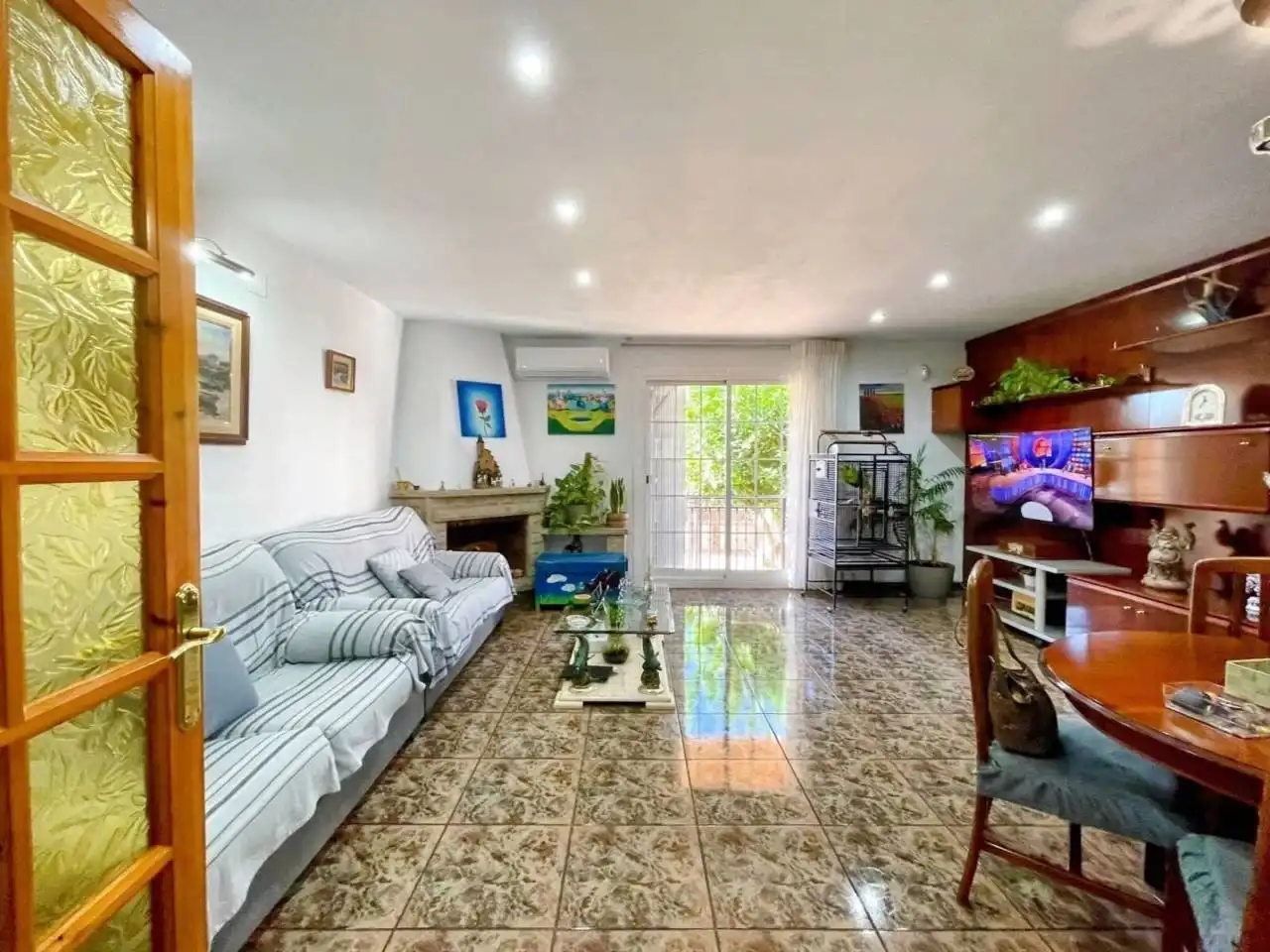 Sala d'estar de Casa adosada en venda en Serraparera