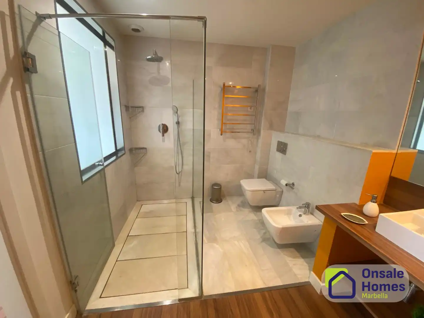 Badezimmer von Wohnung zum Verkauf in Marbella mit Klimaanlage, Terrasse und Abstellraum