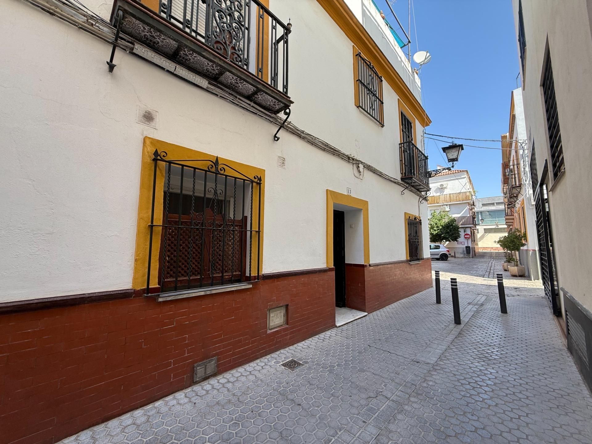 Exterior view of Single-family semi-detached for sale in  Sevilla Capital  with Air Conditioner and Balcony