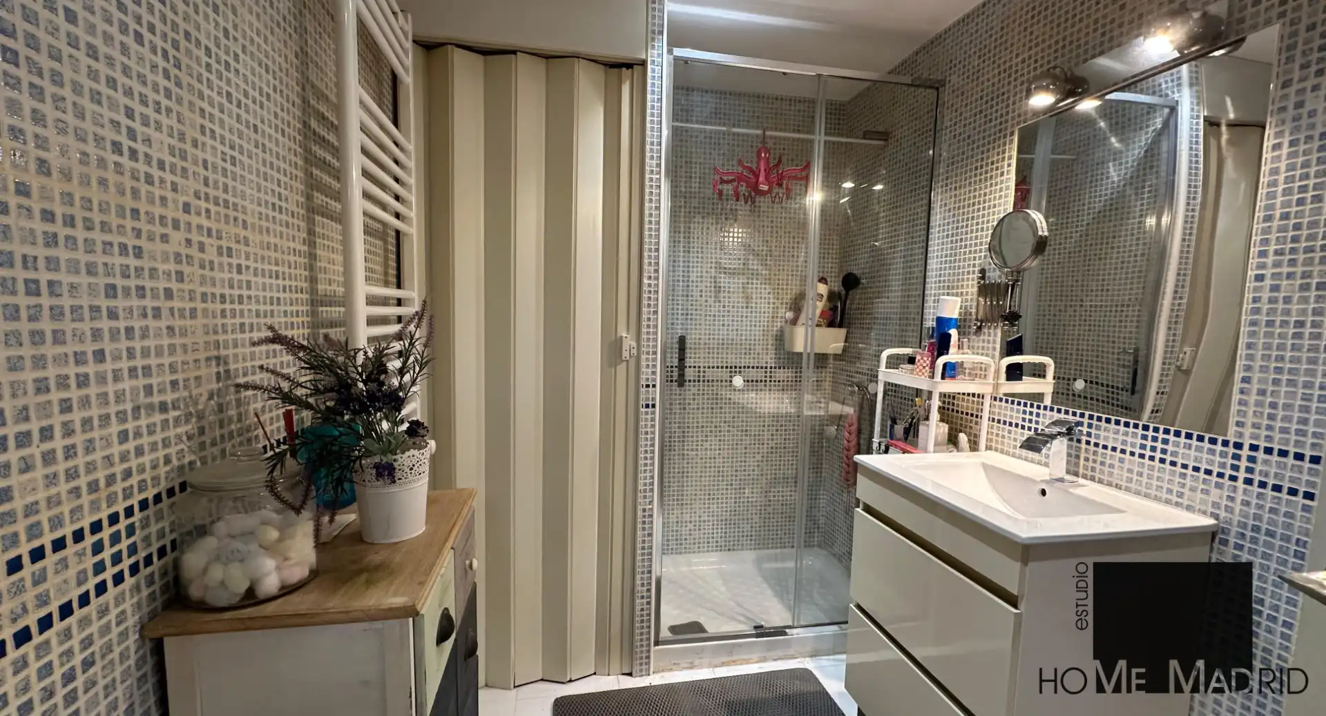Bathroom of Flat for sale in Madrid  with Air Conditioner and Heating