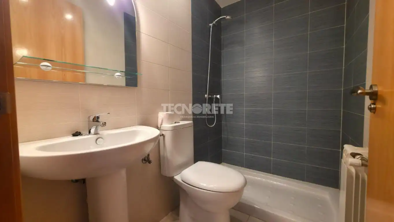 Baño de Piso en venta en Guadalajara con Parquet y Piscina comunitaria