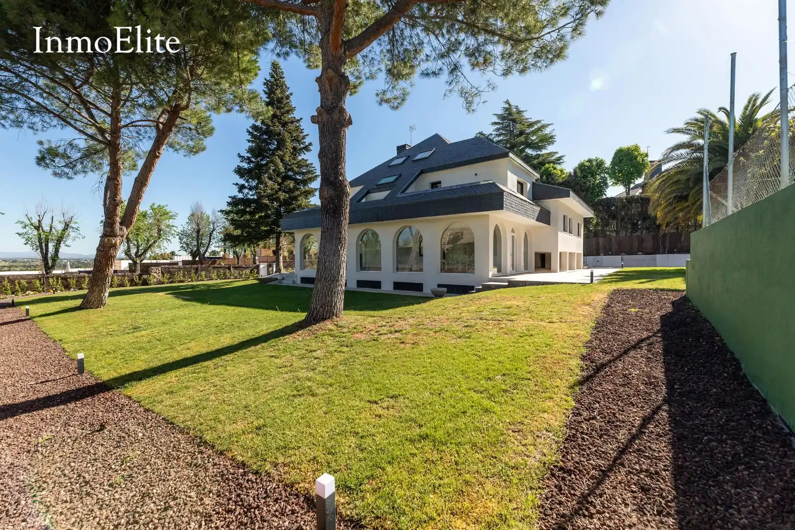 Vista exterior de Casa o xalet en venda en Pozuelo de Alarcón amb Aire condicionat, Calefacció i Jardí privat