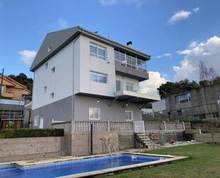 Vista exterior de Casa o xalet en venda en Redondela amb Jardí privat, Traster i Piscina