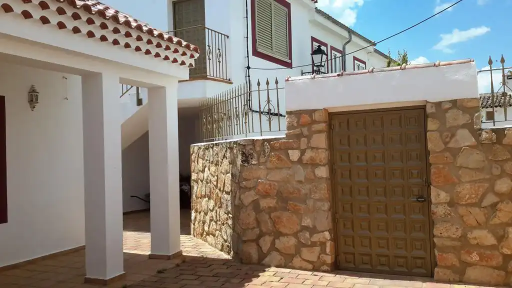 Außenansicht von Haus oder Chalet zur Miete in Alcaraz mit Heizung, Privatgarten und Terrasse