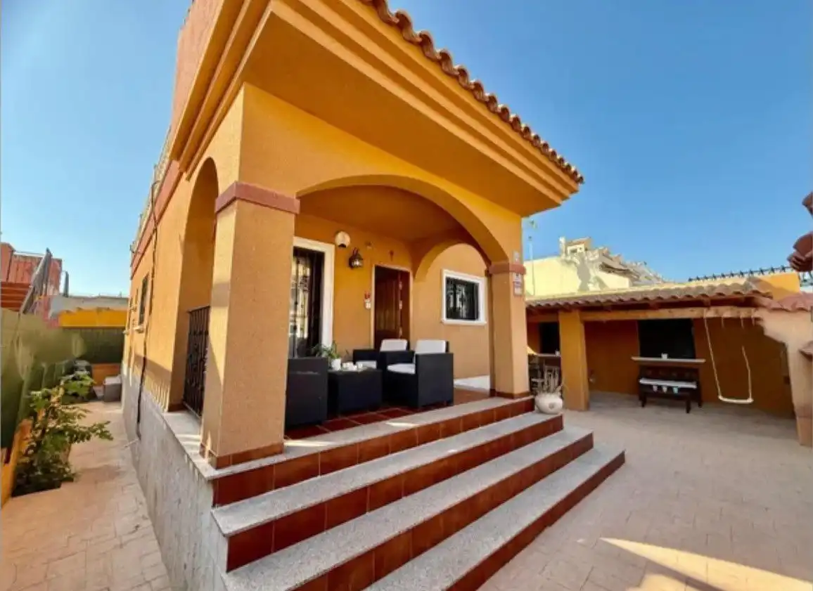 Terrassa de Casa o xalet de lloguer en Torrevieja amb Aire condicionat, Jardí privat i Piscina comunitària