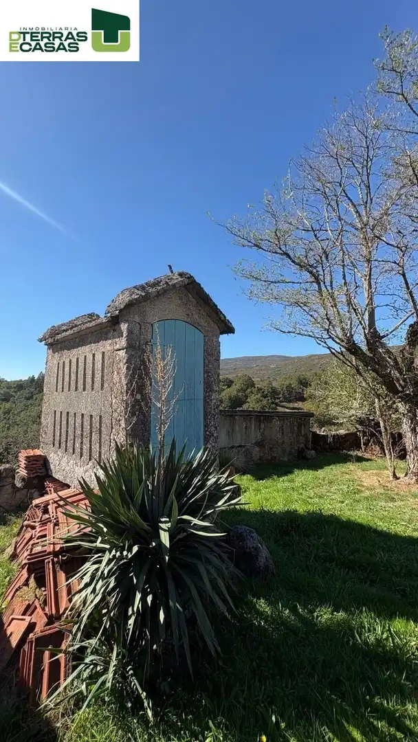 Vista exterior de Casa o xalet en venda en A Lama   amb Jardí privat