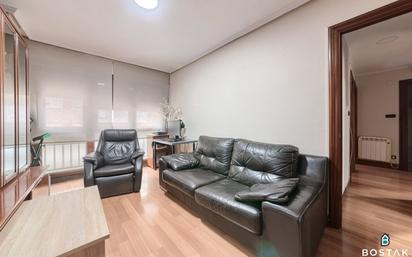 Sala d'estar de Pis en venda en Bilbao  amb Calefacció i Moblat