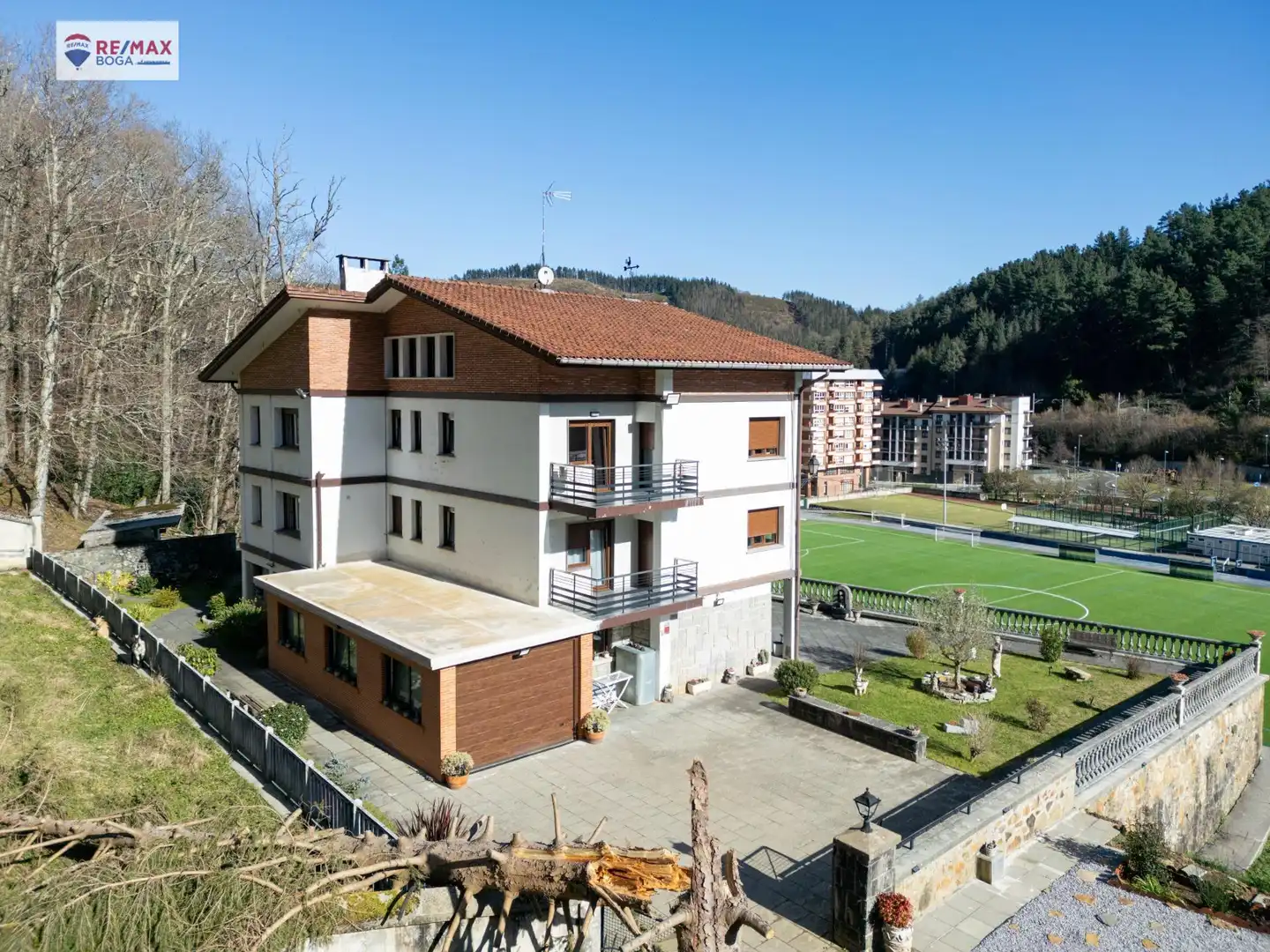 Vista exterior de Casa o xalet en venda en Legazpi amb Calefacció, Jardí privat i Parquet