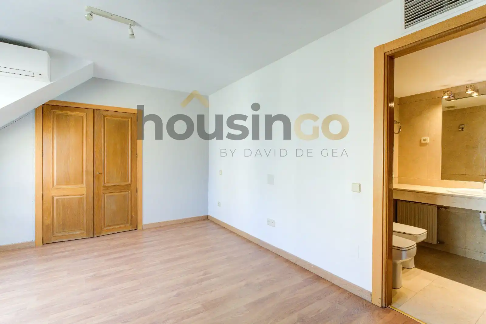 Schlafzimmer von Dachboden zur Miete in Madrid mit Klimaanlage und Terrasse