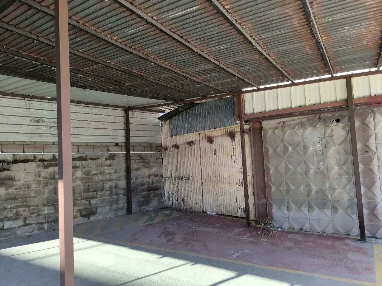 Außenansicht von Fabrikhallen zum Verkauf in Sant Boi de Llobregat