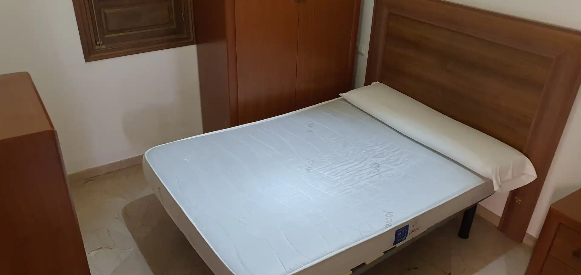 Dormitori de Pis en venda en Granada amb Aire condicionat i Moblat