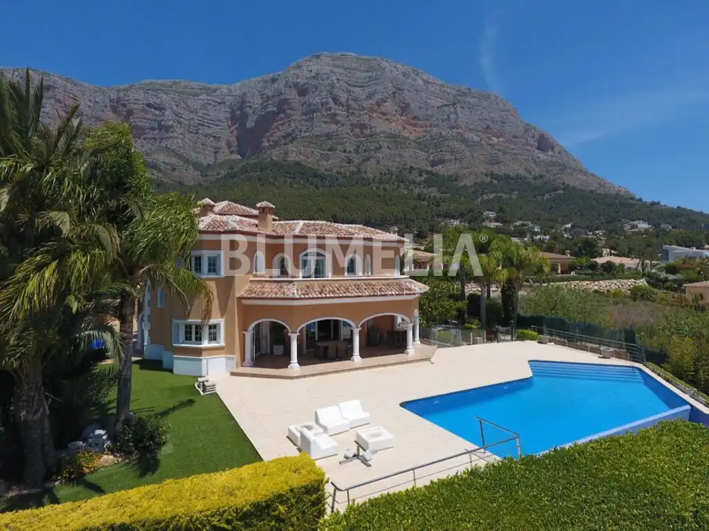 House with pool for sale in Calle Pic De La Batalla