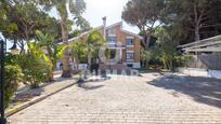 Vista exterior de Casa o xalet en venda en Chiclana de la Frontera amb Piscina