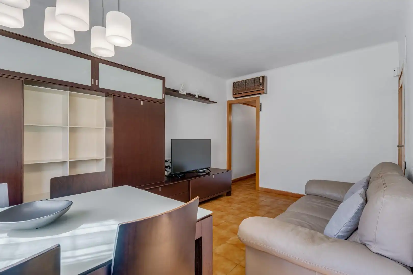 Sala de estar de Piso en venta en L'Hospitalet de Llobregat con Aire acondicionado, Amueblado y Alarma
