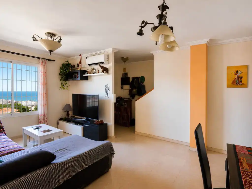 Sala de estar de Casa adosada en venta en Benalmádena con Aire acondicionado, Jardín privado y Amueblado