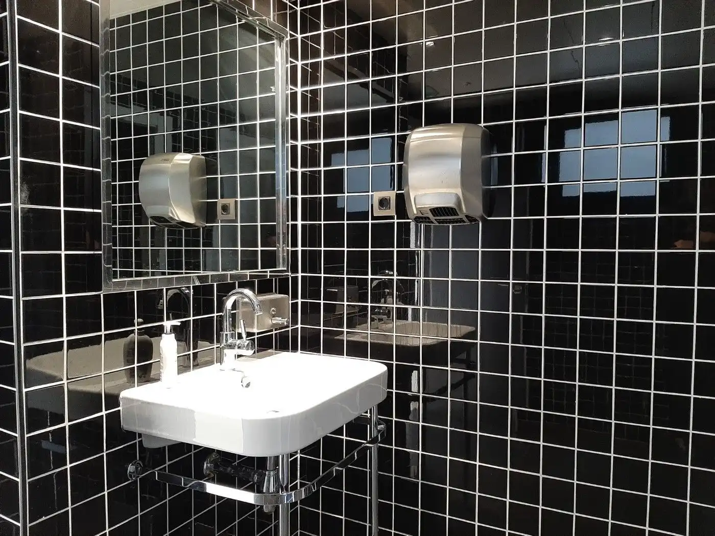 Badezimmer von Büro zur Miete in Barcelona mit Klimaanlage