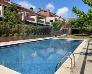 Piscina de Casa adosada en venda en El Masnou amb Aire condicionat