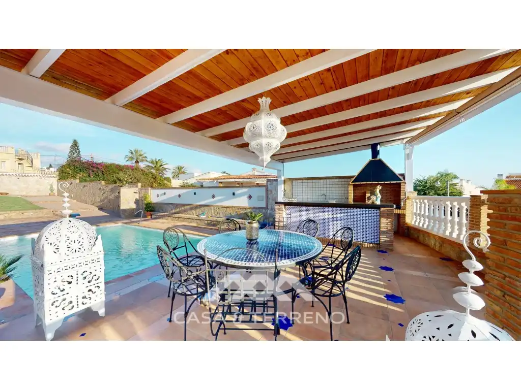 Terrassa de Casa o xalet en venda en Vélez-Málaga amb Piscina, Moblat i TV