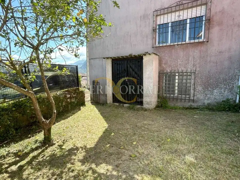 Vista exterior de Casa o xalet en venda en Llanes amb Calefacció, Jardí privat i Traster