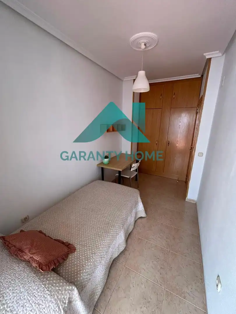 Dormitori de Apartament en venda en Cáceres amb Aire condicionat i Moblat