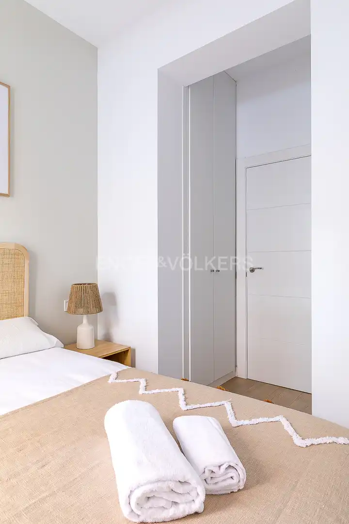 Dormitori de Apartament de lloguer en Madrid amb Aire condicionat, Calefacció i Moblat