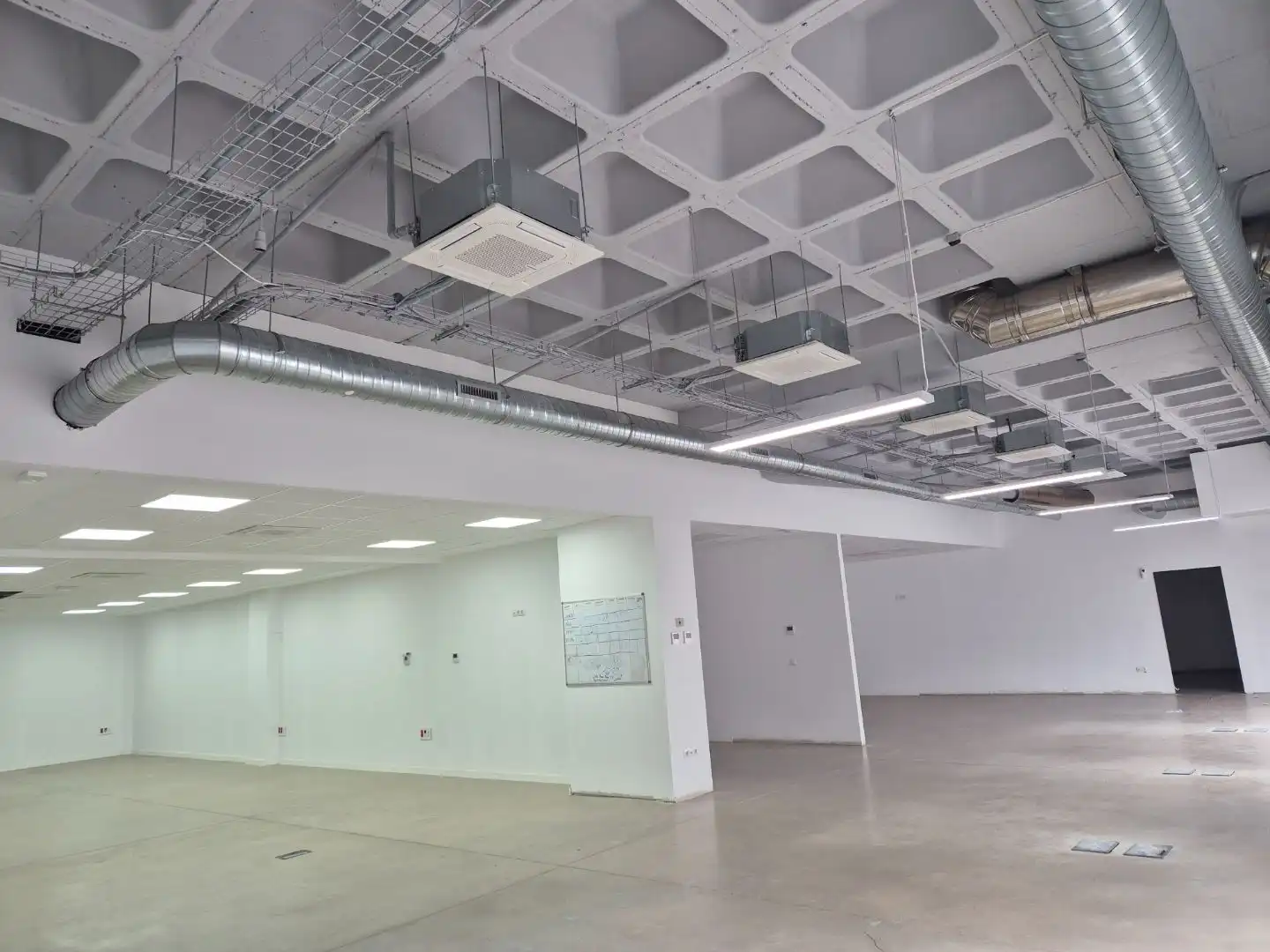Commercial properties for rent in Utrera  with Air Conditioner and Alarm