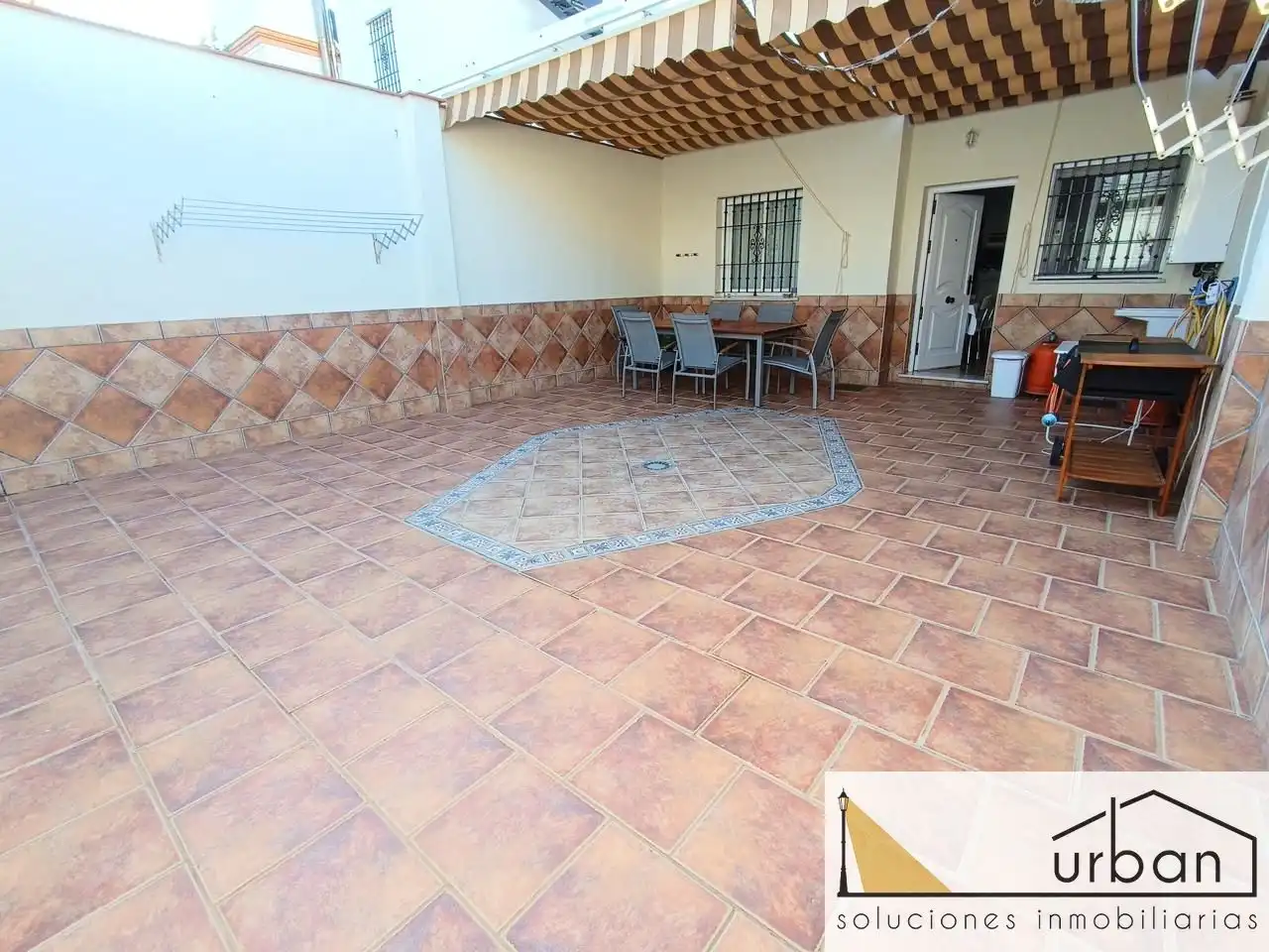Terrasse von Einfamilien-Reihenhaus zum Verkauf in Chipiona mit Klimaanlage, Abstellraum und Möbliert
