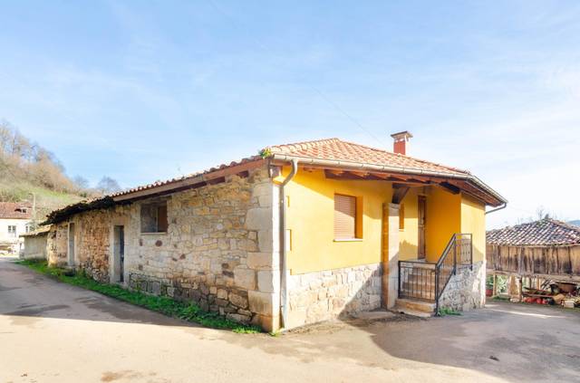 Casa-chalet en Venta en Lugar Lugar Santianes en Grado