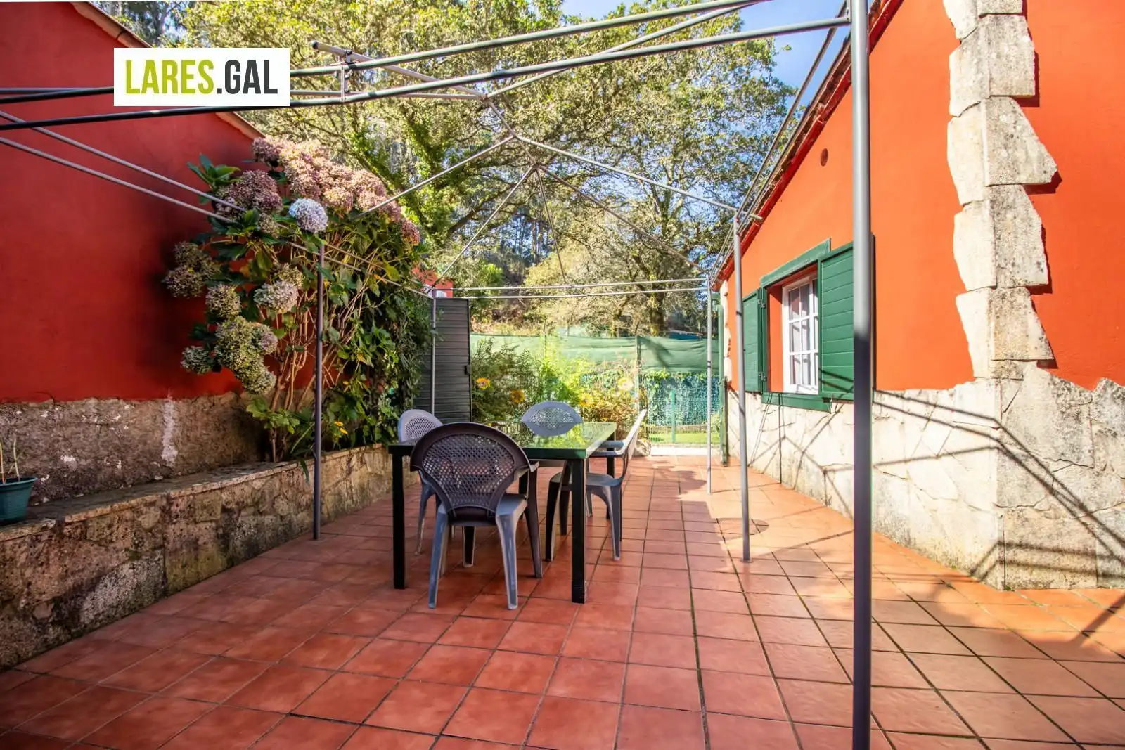 Jardí de Casa o xalet en venda en Cangas  amb Calefacció, Terrassa i Traster