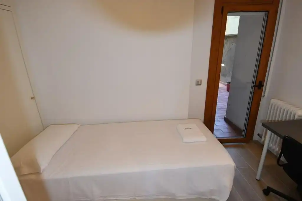 Dormitori de Pis de lloguer en Girona amb Aire condicionat, Calefacció i Terrassa