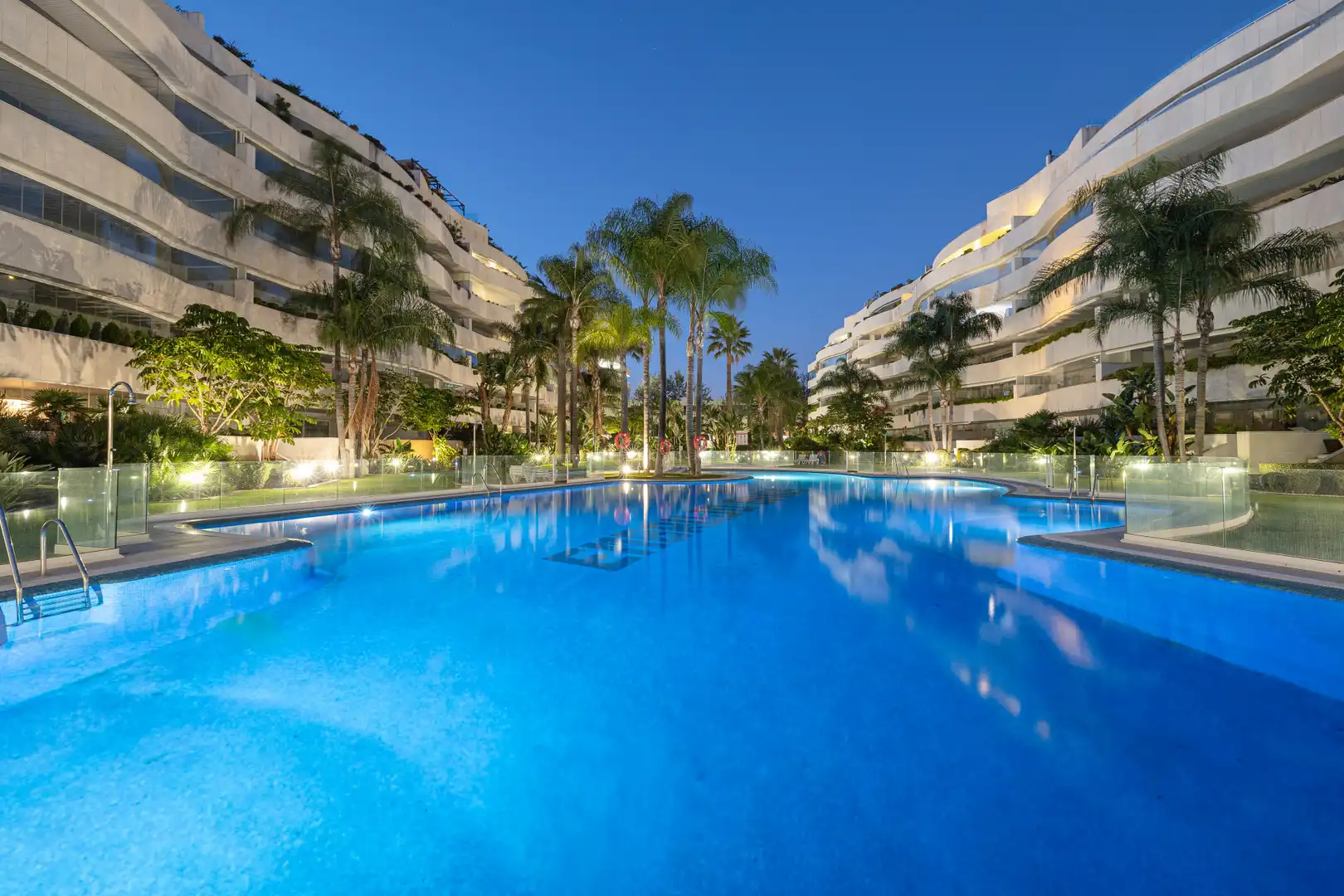 Piscina de Ático en venta en Nueva Andalucía