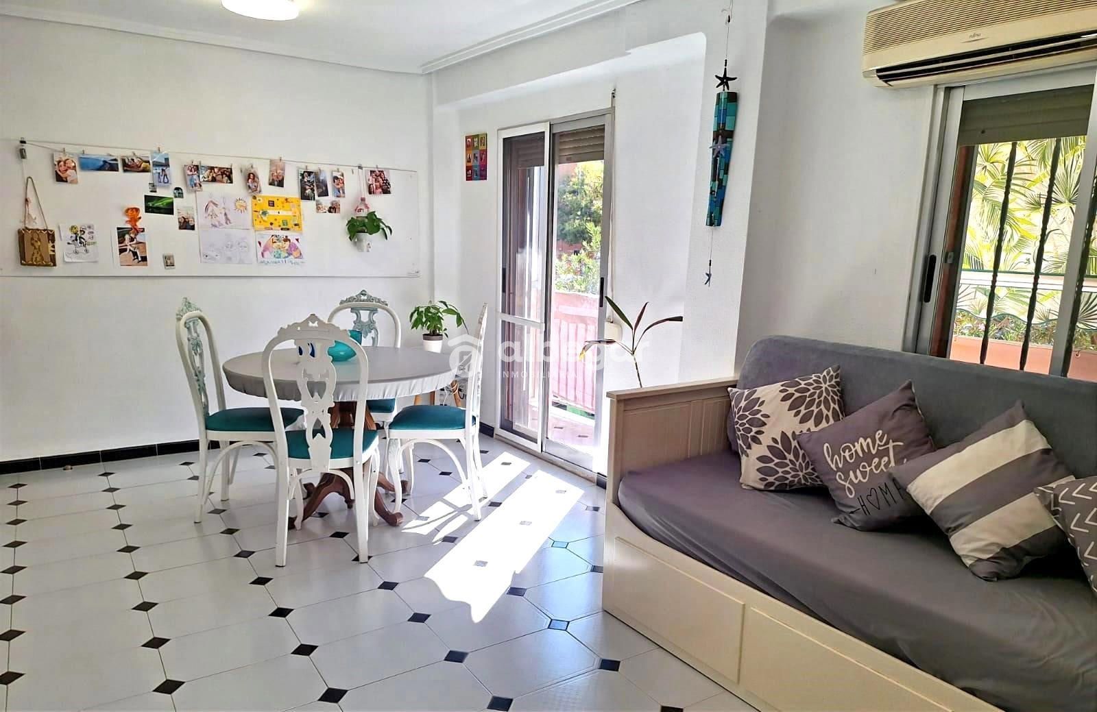 Living room of Flat to rent in  Valencia Capital  with Air Conditioner, Terrace and Furnished