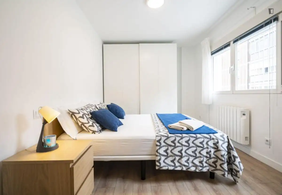 Dormitori de Apartament de lloguer en Madrid amb Calefacció, Moblat i Forn