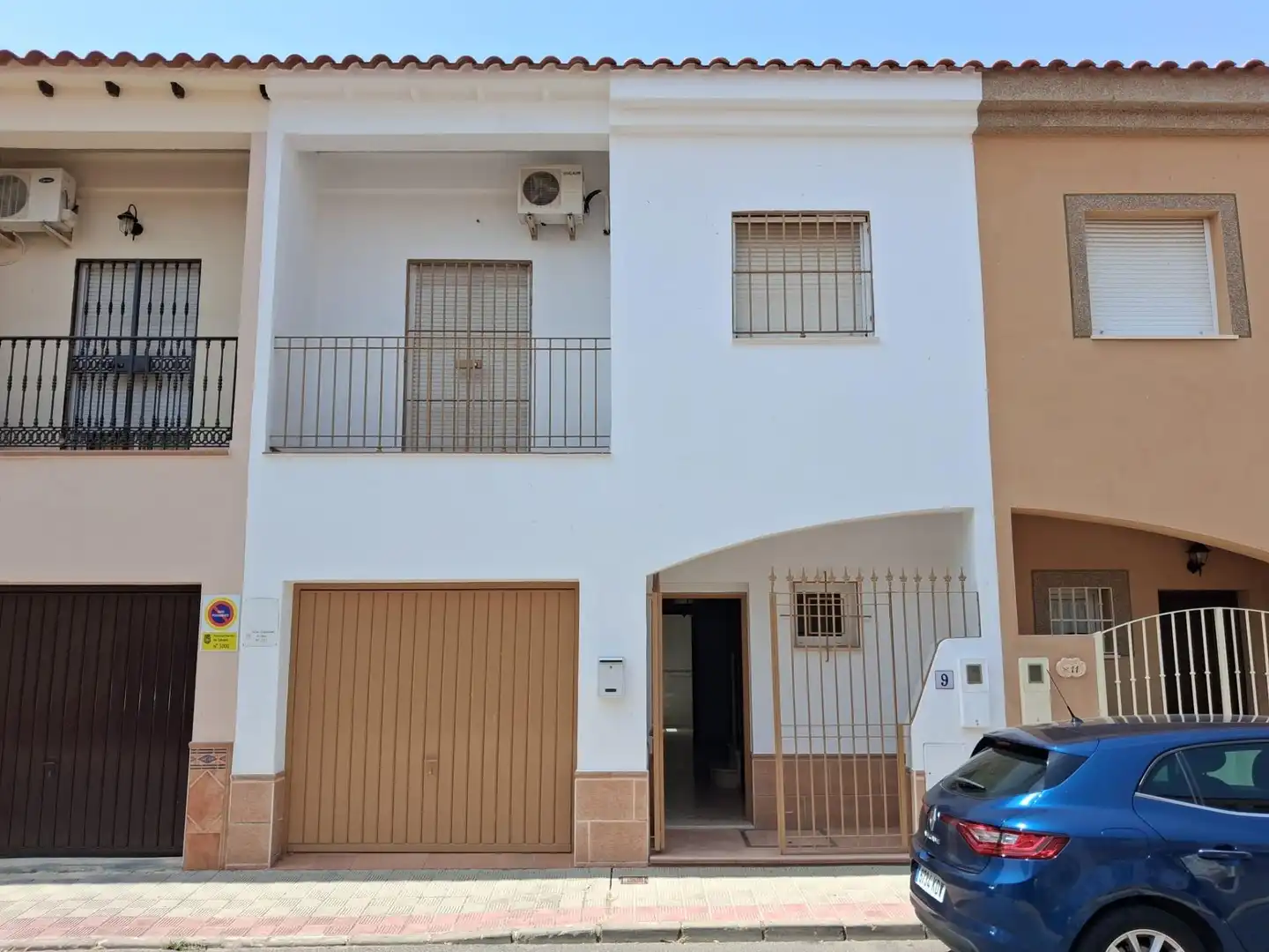 Vista exterior de Casa adosada en venda en Utrera amb Piscina comunitària