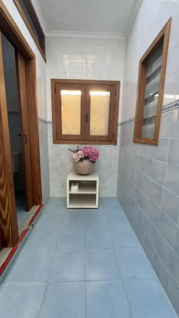 Badezimmer von Geschaftsraum zur Miete in Santa Eulària des Riu mit Klimaanlage