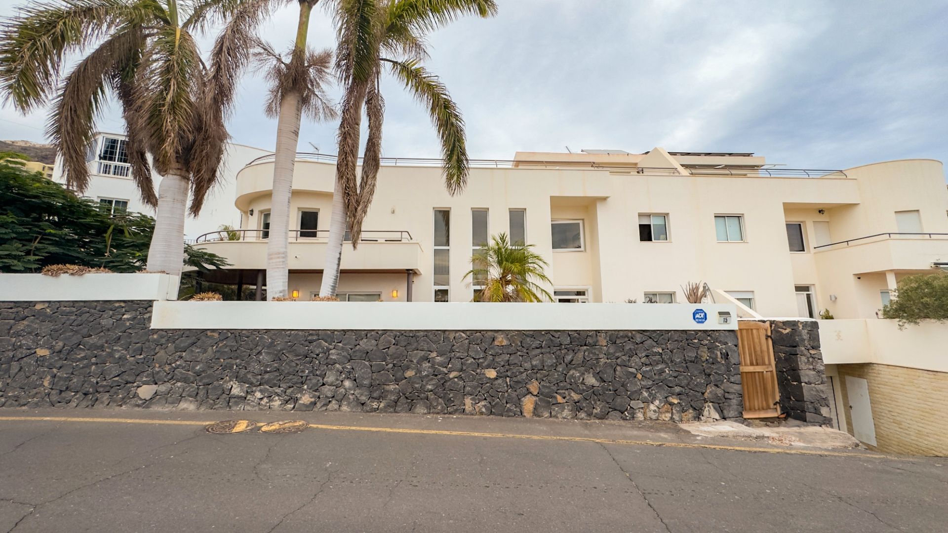 Vista exterior de Casa adosada en venda en El Rosario amb Aire condicionat, Jardí privat i Parquet