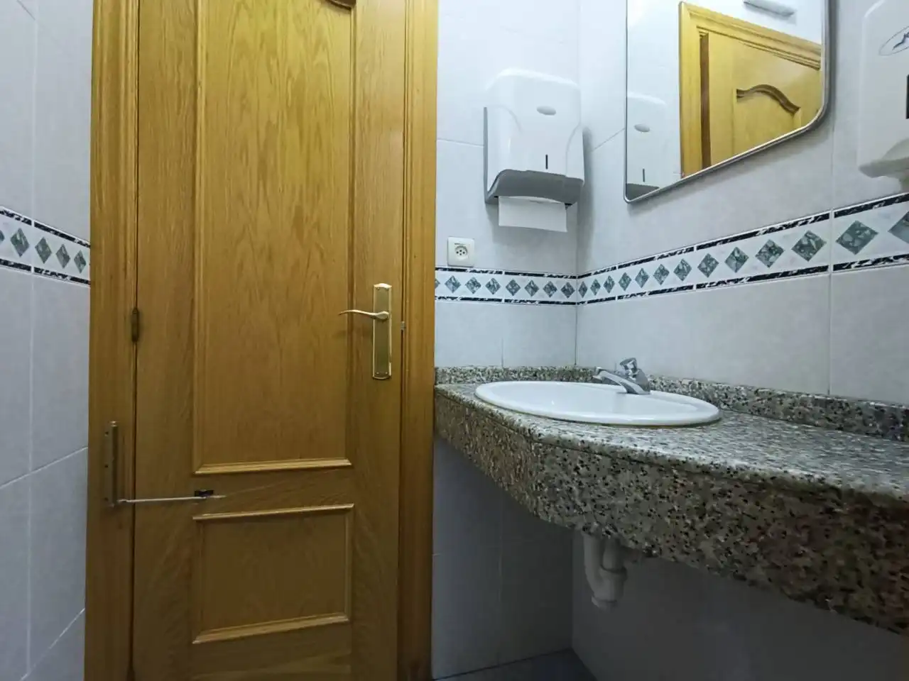 Baño de Local en venta en Burgos con Aire acondicionado