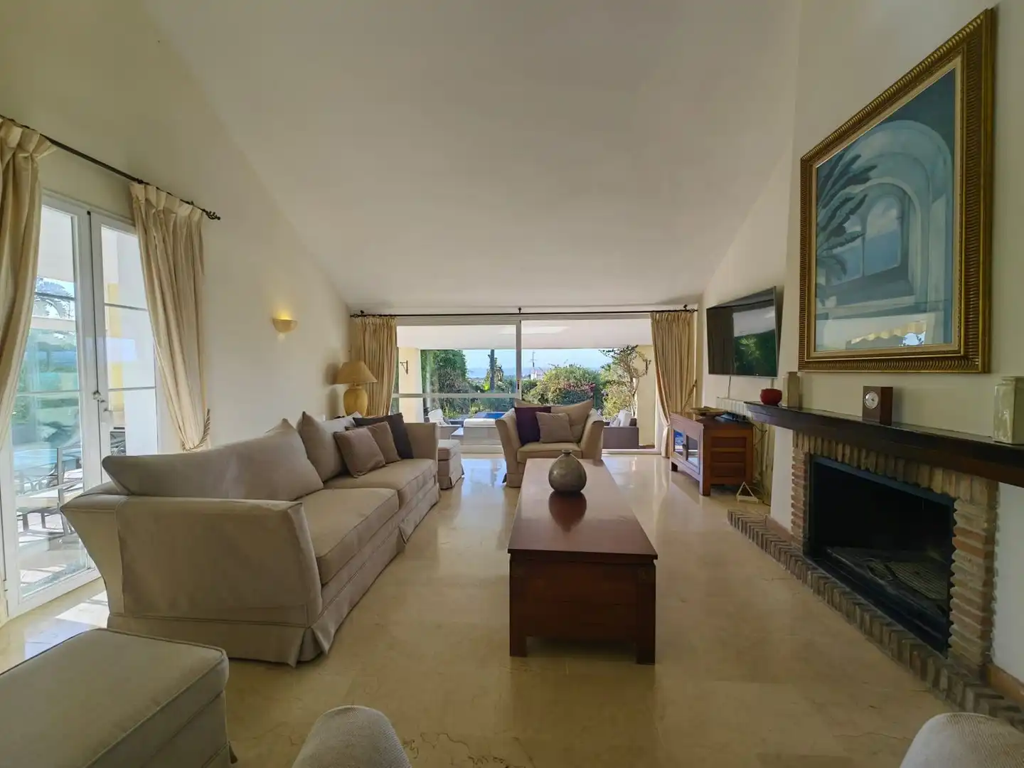 Sala d'estar de Casa o xalet en venda en Estepona amb Aire condicionat, Jardí privat i Terrassa