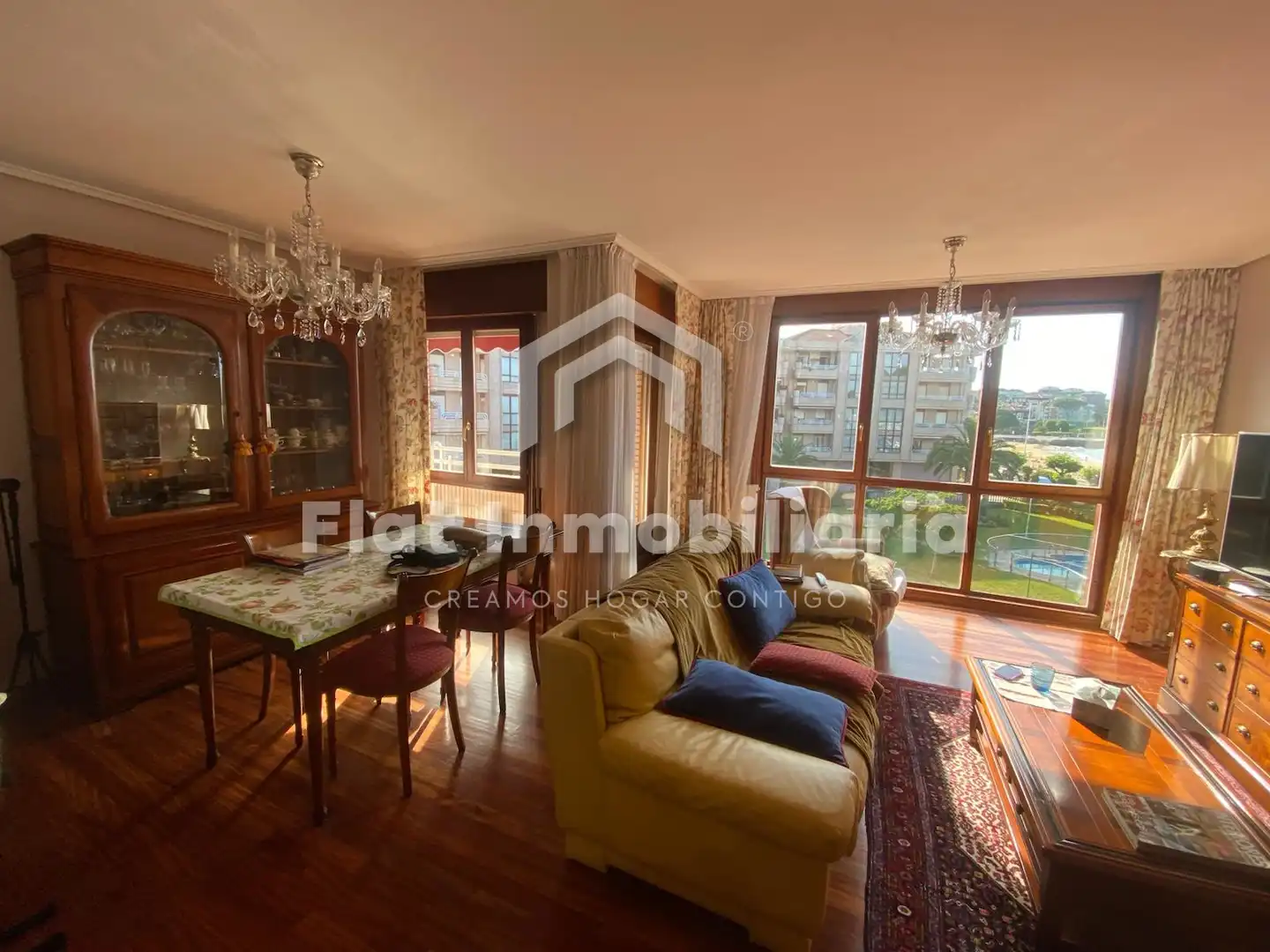 Sala de estar de Piso en venta en Castro-Urdiales con Calefacción, Parquet y Terraza