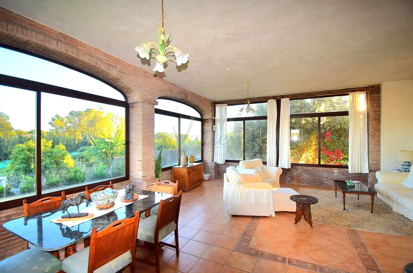 Menjador de Finca rústica en venda en Estepona amb Jardí privat, Terrassa i Traster