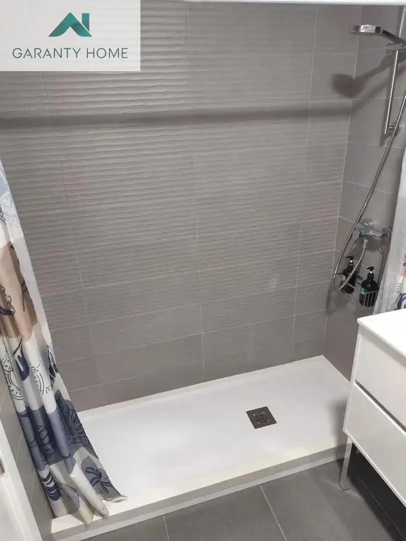 Baño de Piso de alquiler en Vélez-Málaga con Aire acondicionado, Jardín privado y Terraza
