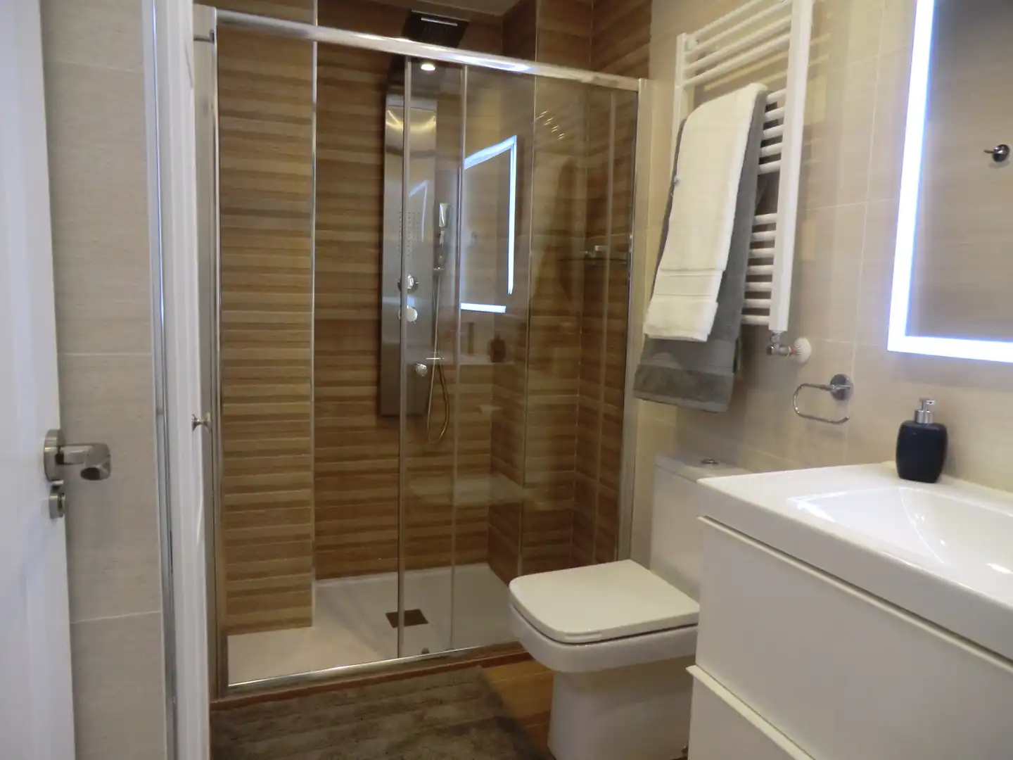 Bany de Apartament de lloguer en Madrid amb Aire condicionat, Calefacció i Moblat