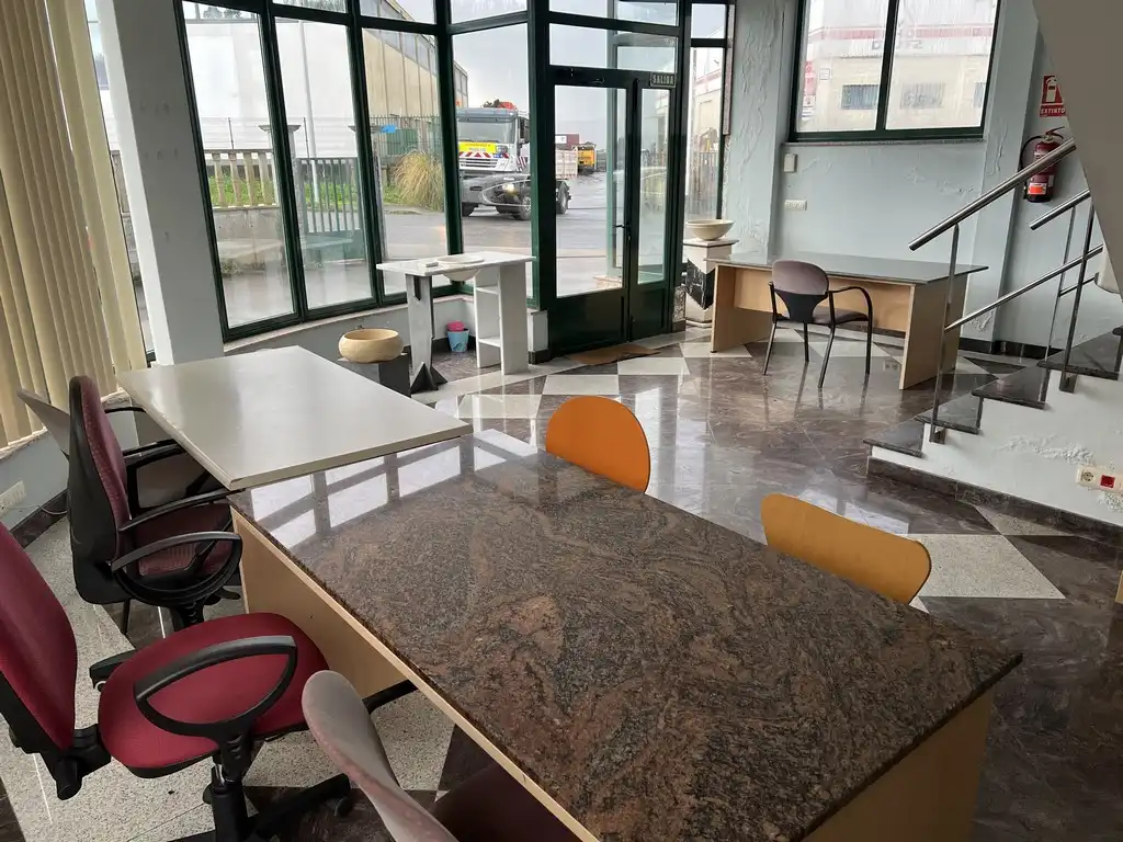 Industrial buildings for rent in Cambre 