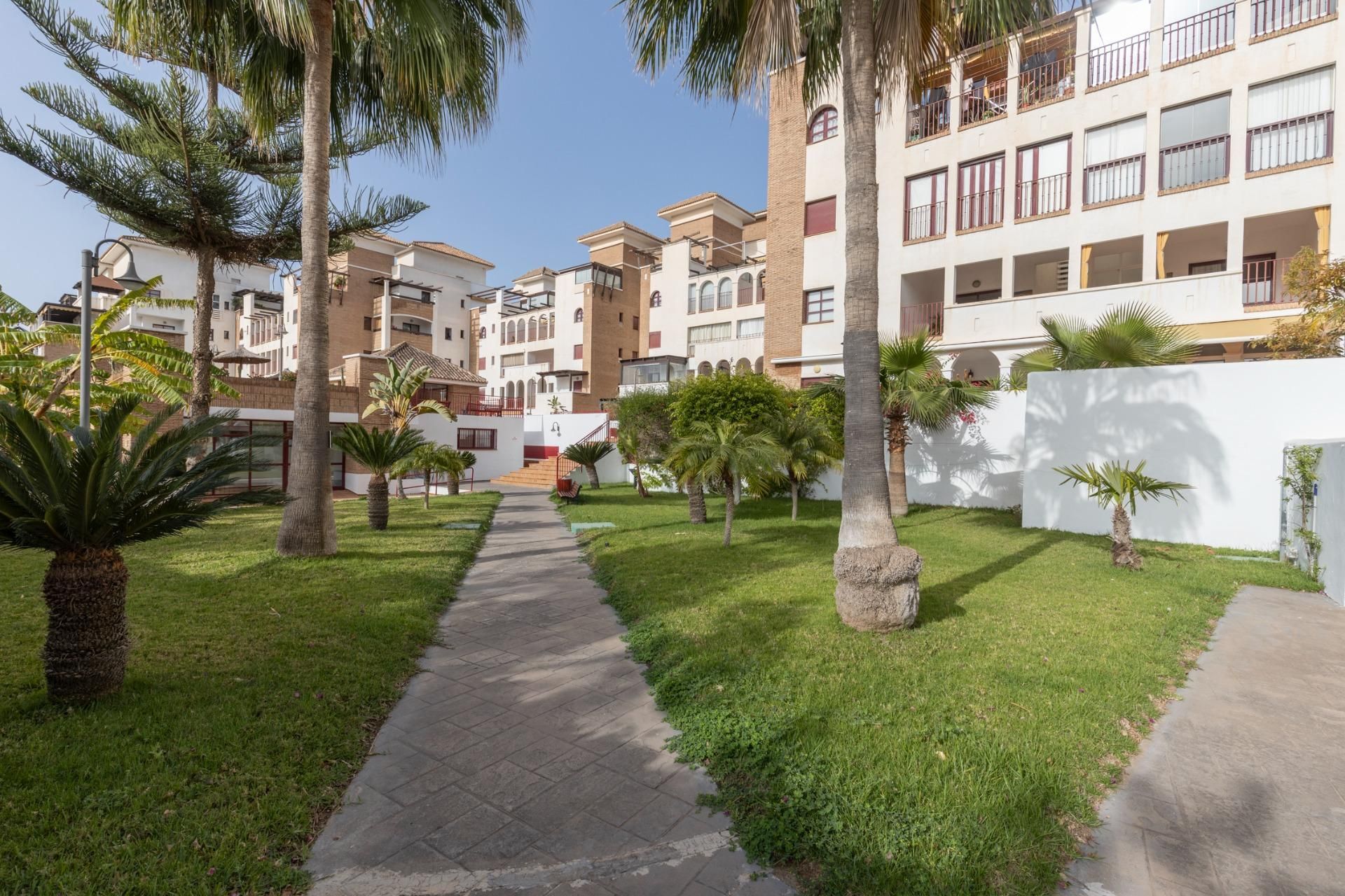 Vista exterior de Pis en venda en Motril amb Aire condicionat, Jardí privat i Terrassa