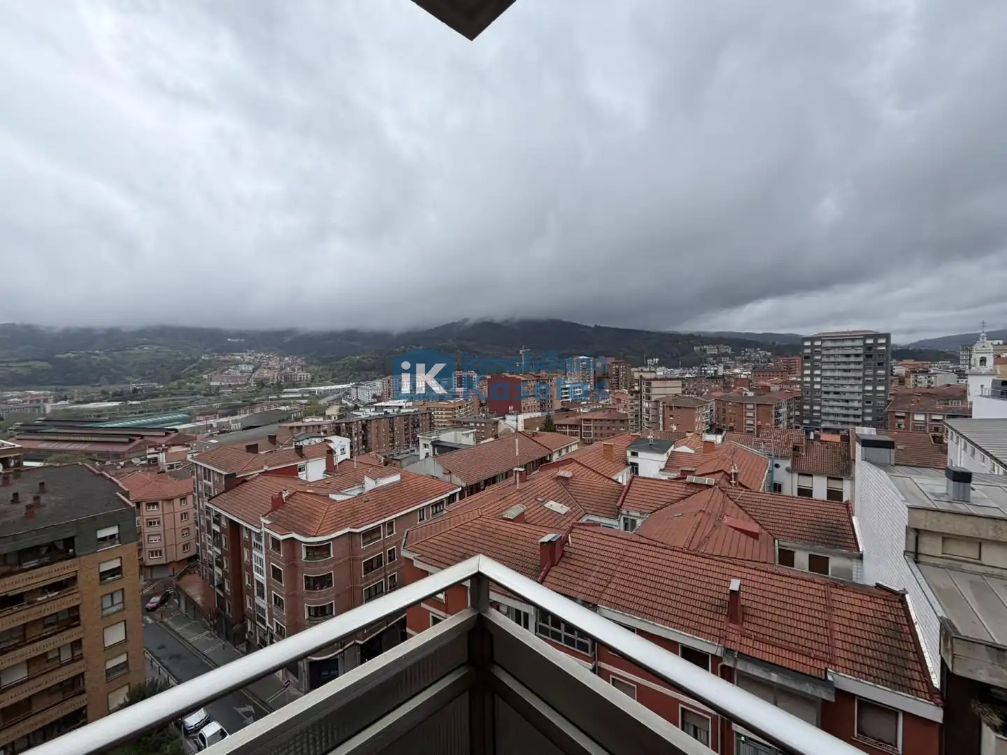 Außenansicht von Wohnung zum Verkauf in Basauri  mit Heizung und Terrasse
