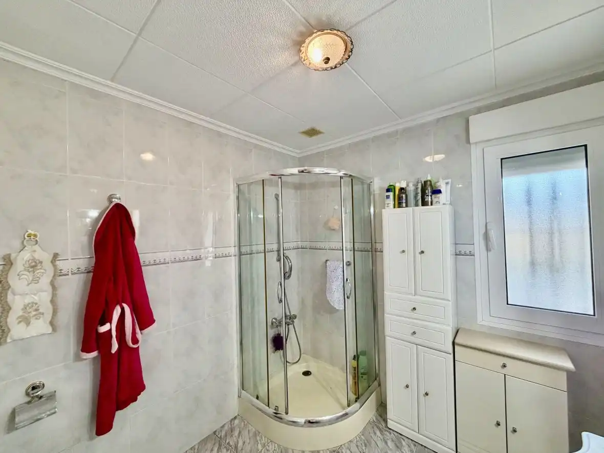 Badezimmer von Haus oder Chalet zum Verkauf in Elche / Elx mit Klimaanlage, Terrasse und Schwimmbad
