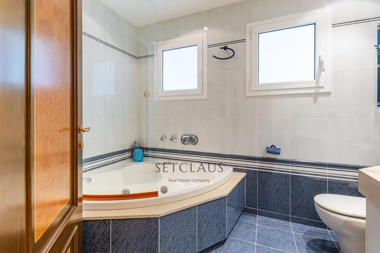 Badezimmer von Dachboden zum Verkauf in Badalona mit Heizung, Terrasse und Alarm