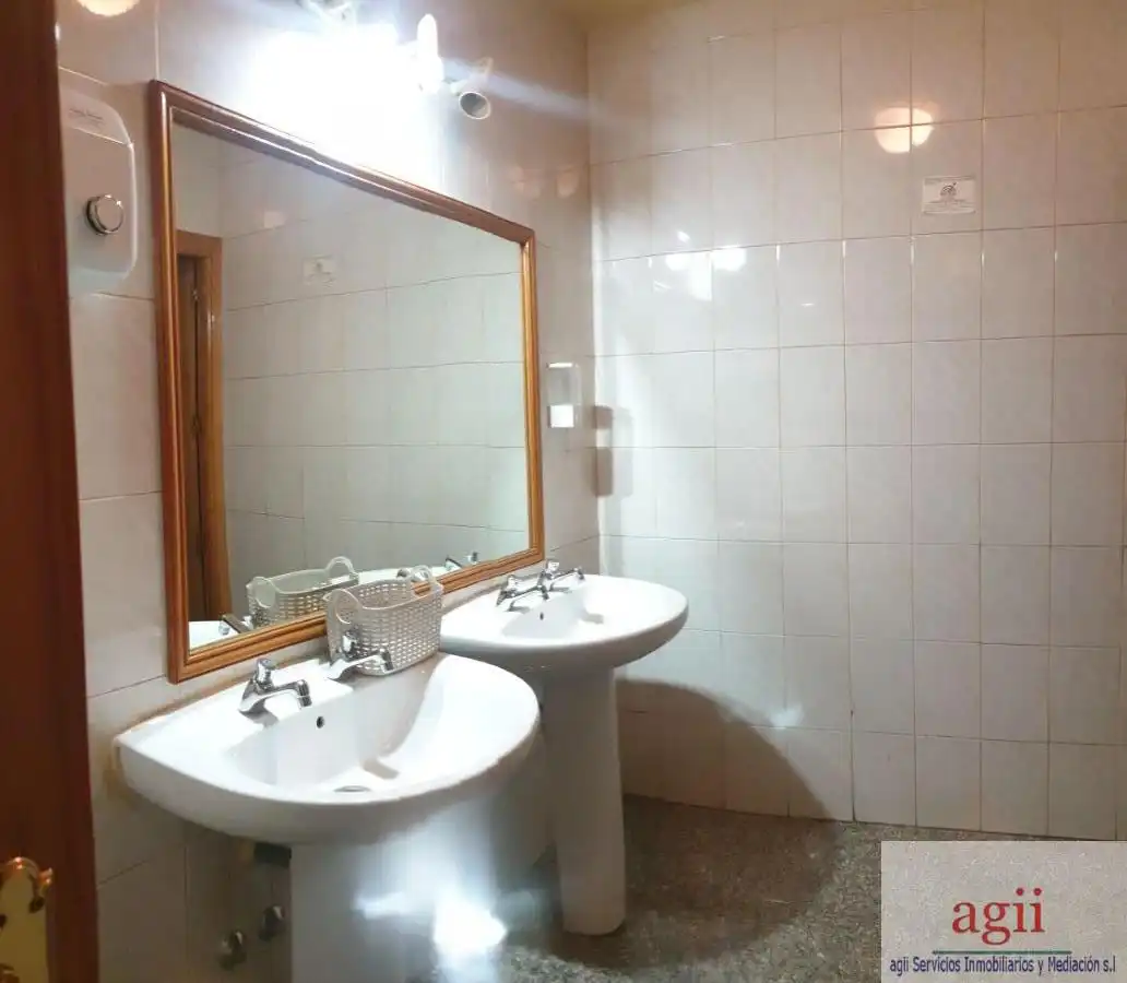 Bathroom of Commercial properties for sale in Dosbarrios  with Air Conditioner and Terrace
