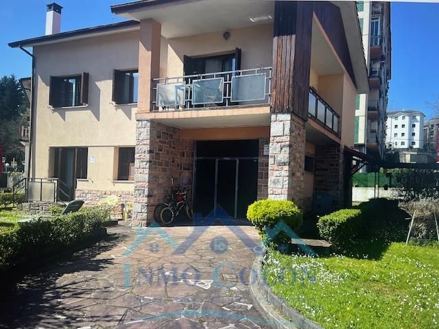 Vista exterior de Casa o xalet en venda en Irun  amb Calefacció, Terrassa i Traster