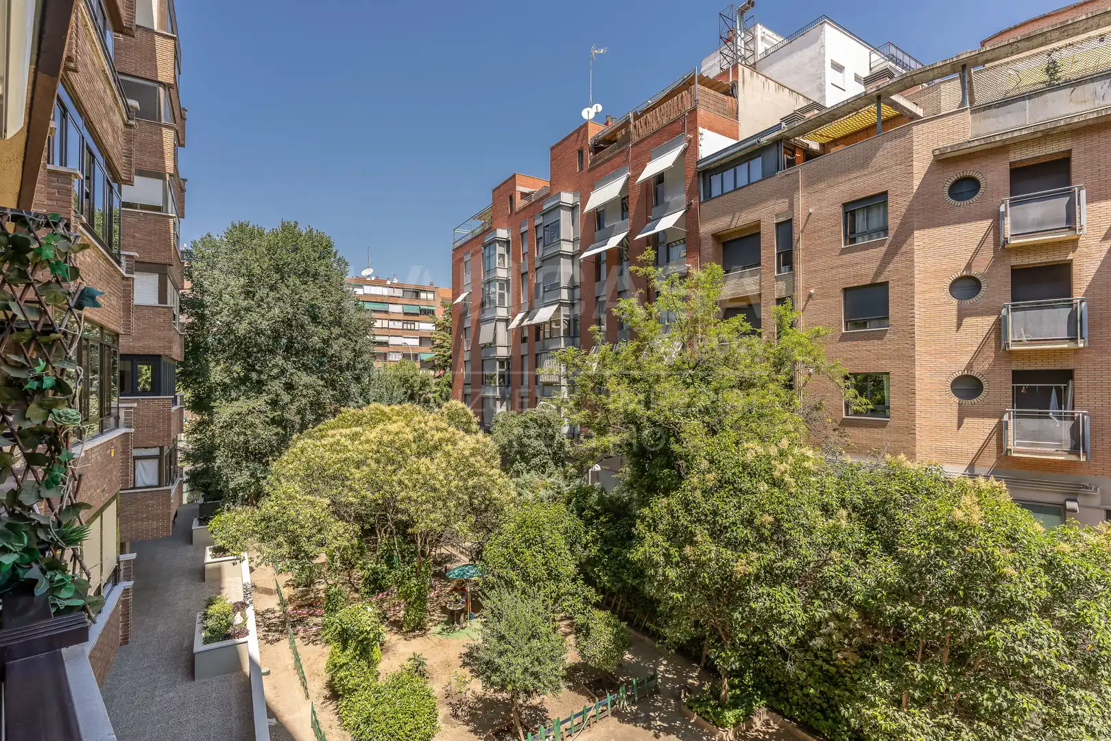 Vista exterior de Pis en venda en Madrid amb Calefacció, Terrassa i Traster